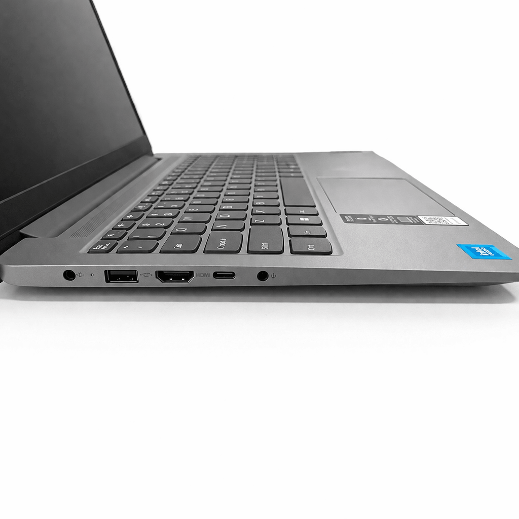 Laptop Lenovo IdeaPad Slim 3 vista lateral que muestra puertos y teclado en color plata.