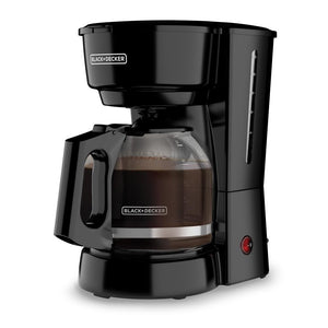 Cafetera Black + Decker 12 tazas negra S/F CM0915BK-LA con jarra en uso.