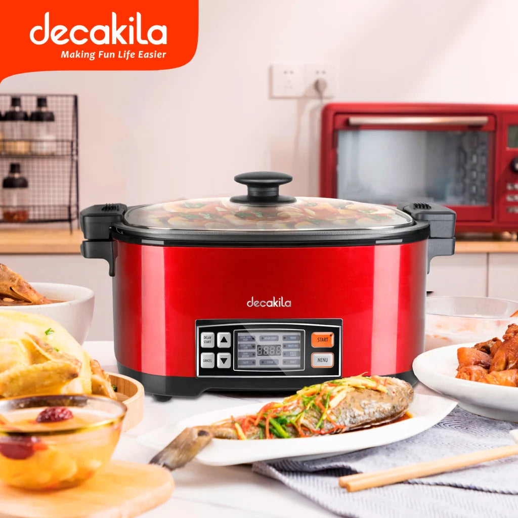 OLLA MULTIFUNCIONAL 9 EN 1 6,5L 1350W KUEC026R Decakila, olla roja en cocina con comida alrededor