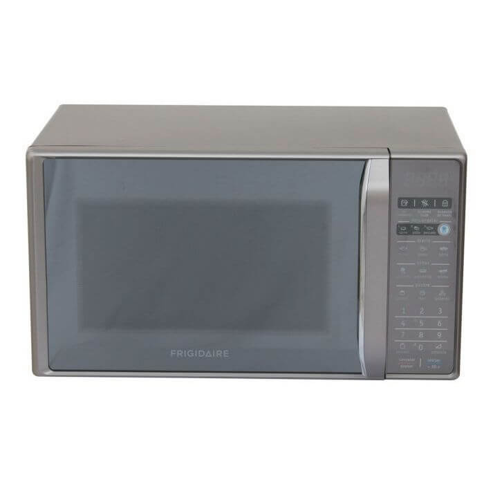 Microondas Frigidaire 700W compacto modelo FMDO17S3GSPG color blanco, diseño elegante y funcional.