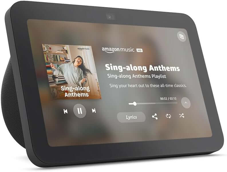Amazon Echo Show 8 2023 mostrando el reproductor de música con la lista de reproducción 'Sing-along Anthems'.