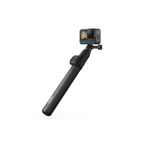Vara extensión GoPro impermeable con cámara GoPro montada, ideal para aventuras al aire libre.