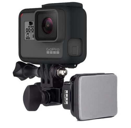 Soporte casco GoPro frontal y lateral para grabación de aventuras al aire libre.