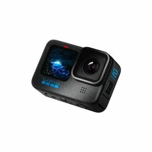 Cámara GoPro HERO12 Black, sumergible y resistente, ideal para aventuras acuáticas y grabación de alta calidad.