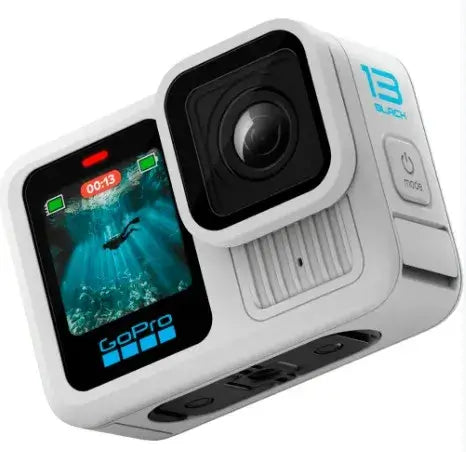 Cámara GoPro HERO 13 Polar White con pantalla y grabación en acción bajo el agua