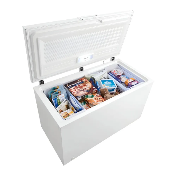 Congelador horizontal Frigidaire 15 pies con puerta abierta mostrando alimentos congelados, luz LED y cestas extraíbles.