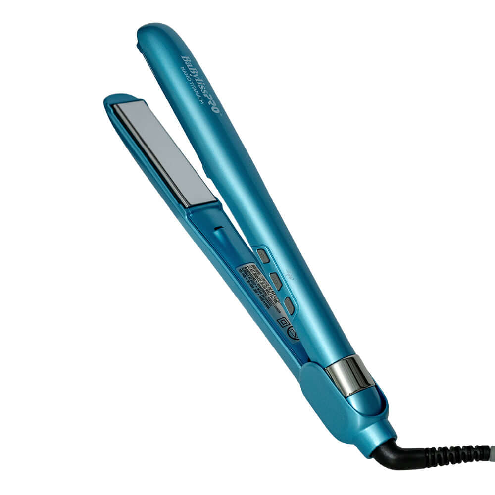 Plancha nano vibración BaByliss color azul con placas de Nano Titanium para un alisado efectivo.