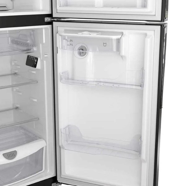 Interior del refrigerador Whirlpool 9 pies con dispensador de agua y estantes transparentes.
