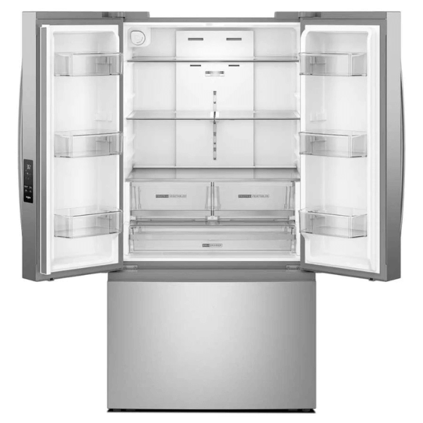 Refrigerador French Door 31 pies Whirlpool abierto, mostrando amplio espacio y estantes organizados.
