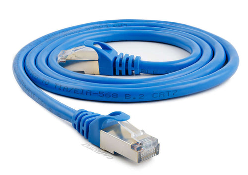 Cable de red y puertos RJ45.