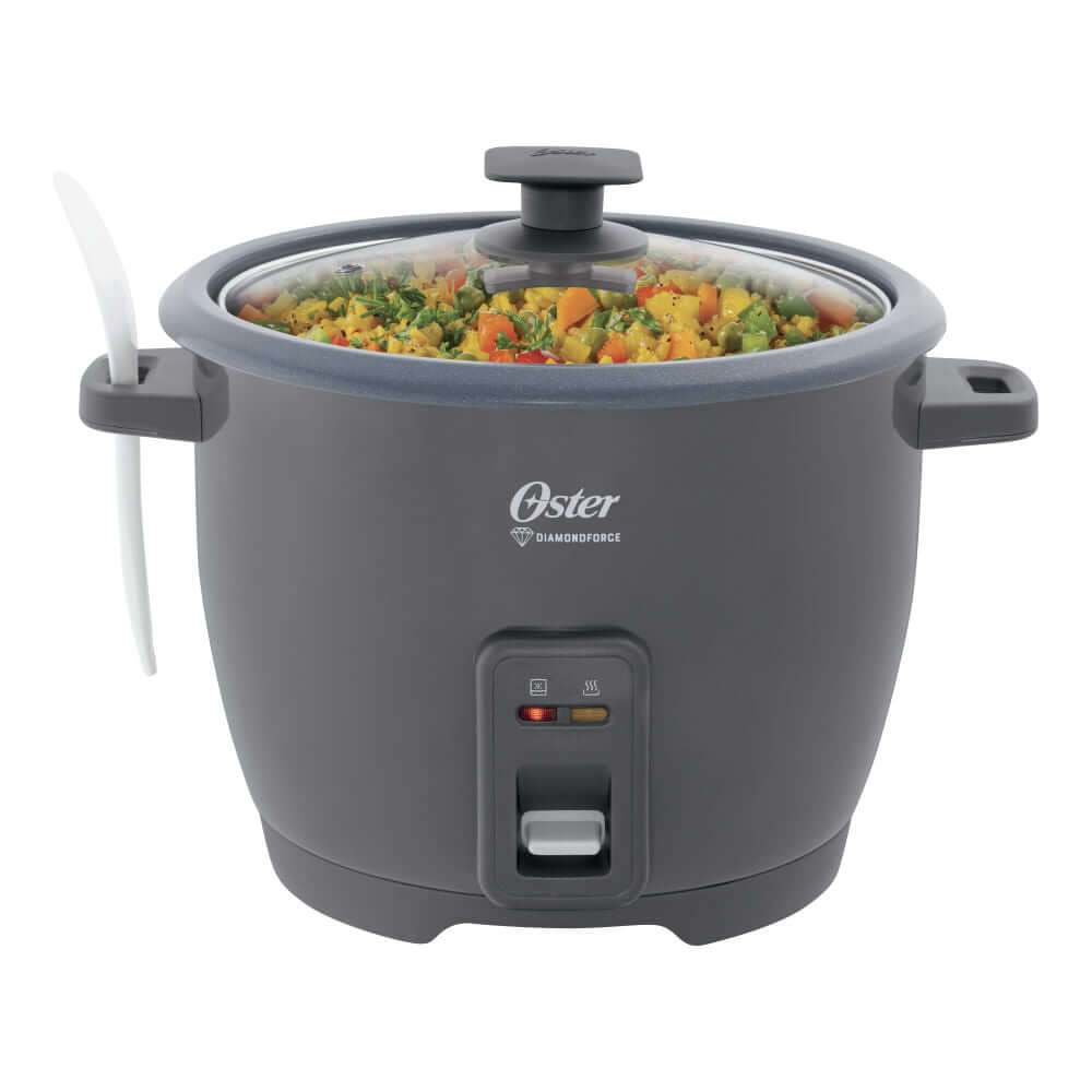 arrocera OSTER 10T gris con tapa y verduras cocinadas, ideal para preparar arroz.