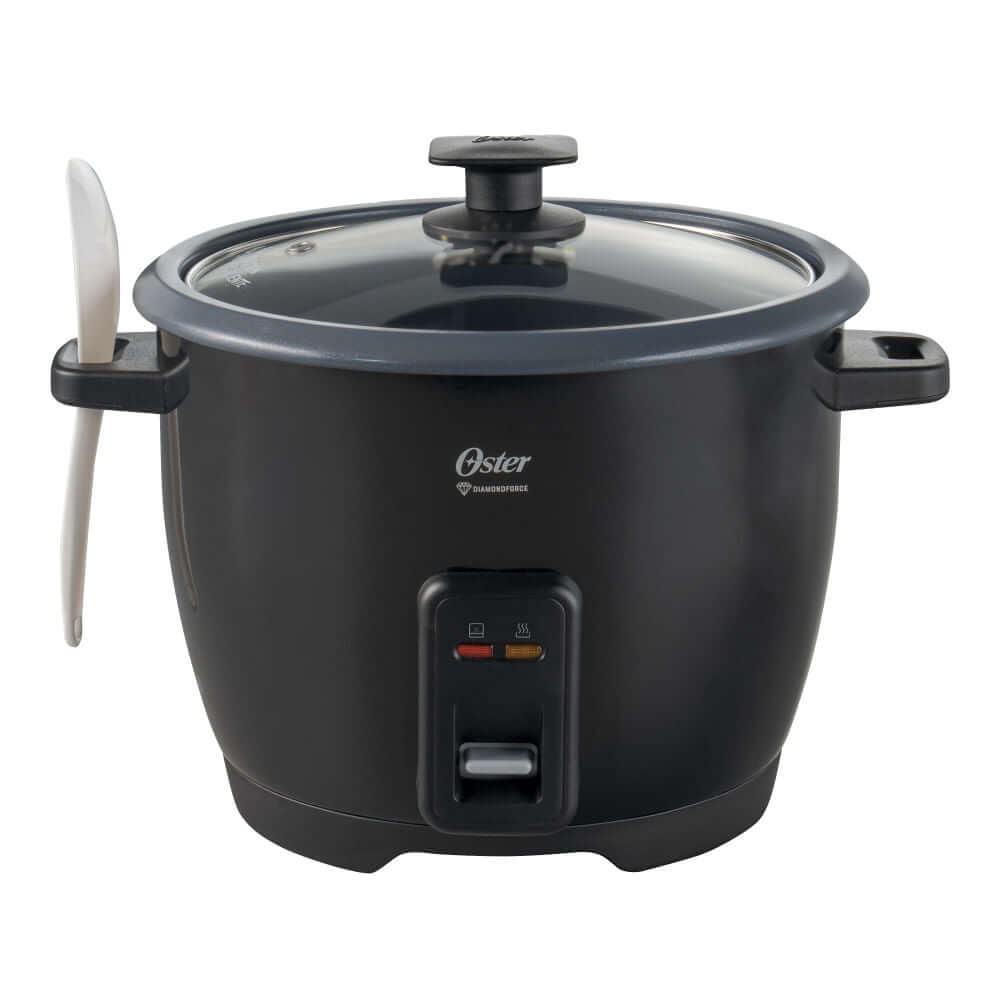 Arrocera eléctrica OSTER 10T negra con tapa y cuchara, ideal para cocinar hasta 10 tazas de arroz.