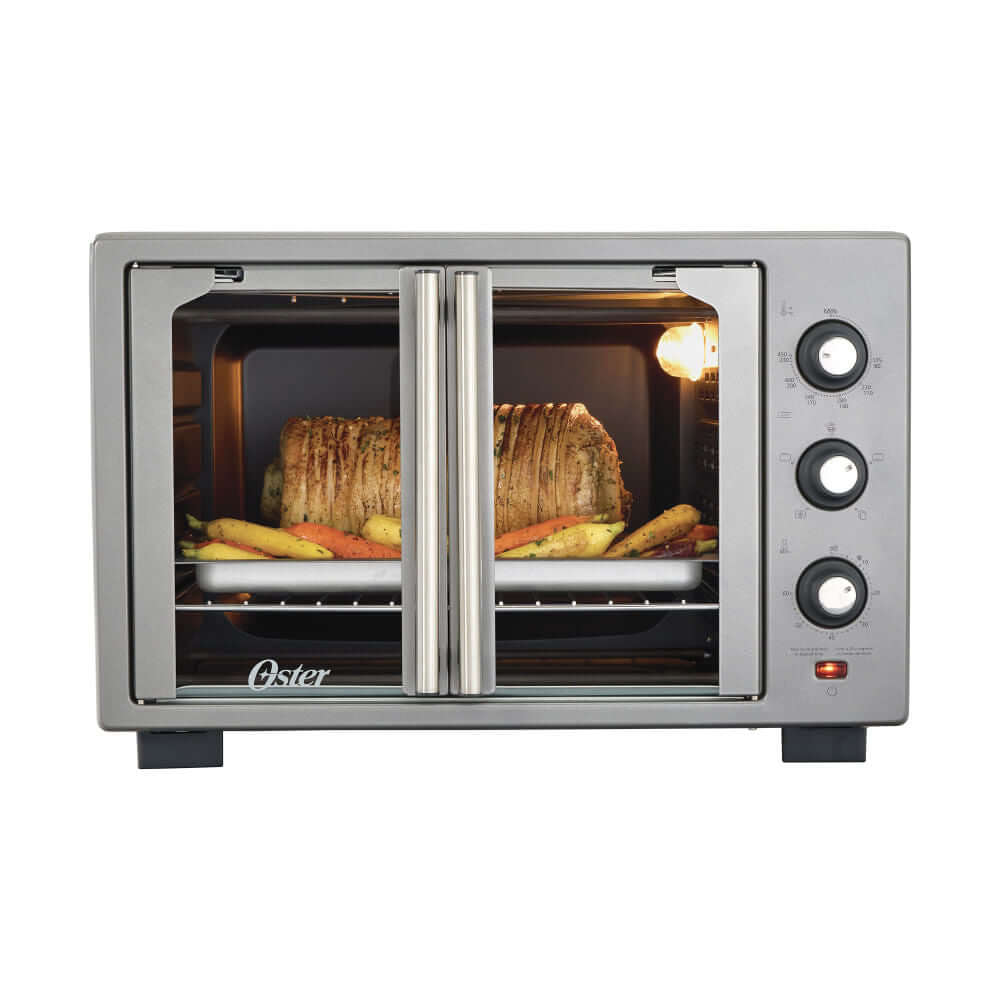 Horno de convección OSTER 35L con comida cocinándose, ideal para preparar comidas saludables y uniformemente.