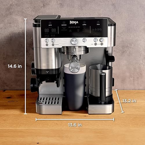 Máquina de café LUXE CAFE PREMIER BLK 3 EN 1 NINJA sobre encimera mostrando dimensiones.