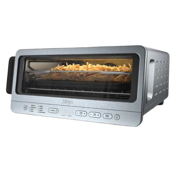 HORNO TOSTADOR ABATIBLE Y FRE NINJA en uso con papas fritas en su interior, diseño moderno y funcionalidad eficiente.