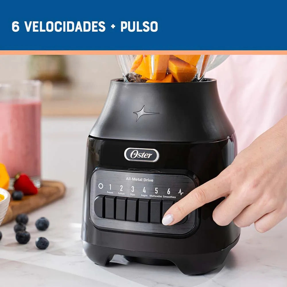Licuadora Oster 6 Velocidades Con Motor De 800W Y Vaso De Vidrio Refractario Boroclass, Capacidad 1.5 Litros, Cuchilla De Acero Quirúrgico Y Tapa Con Cuchara Medidora De 60Ml.