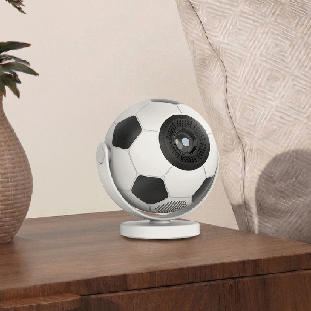 Proyector portátil 720P fútbol en forma de balón de fútbol sobre una mesa de madera.