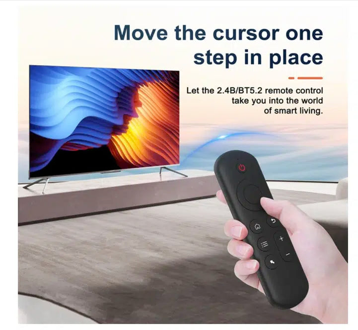 Control remoto inalámbrico Mini teclado 2.4G y BT5.2 para pantallas de TV - mano sosteniendo control remoto frente a televisor inteligente