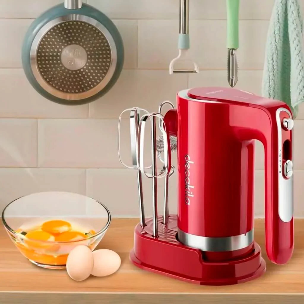 Batidora de mano Decakila en cocina con tazón de huevos al lado.