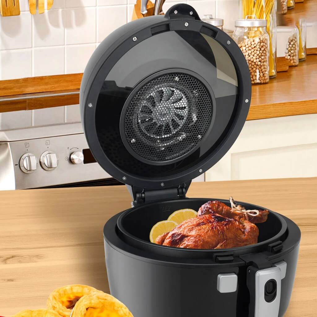 Freidora de aire C/VIDRIO 7.0L 1350W KUEC041B Decakila abierta mostrando pollo cocinado, cocina moderna al fondo
