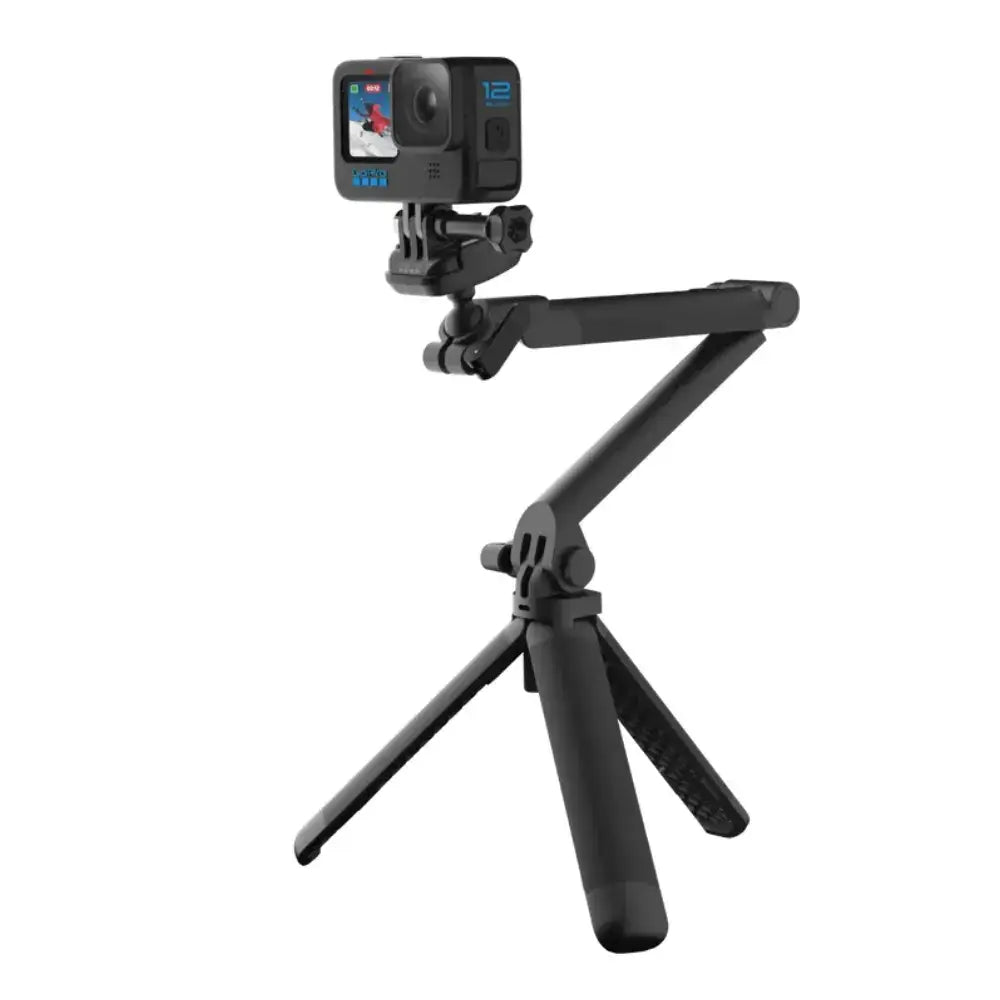 Trípode empuñadura sumergible GOPRO 3WAY 2.0 con cámara en un fondo blanco.