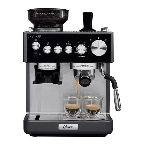 OSTER CAFETERA EXPRESSO C/MOL BVSTEM7301 preparando dos espressos con molinillo de muelas integrado y tubo de vapor TempSense.