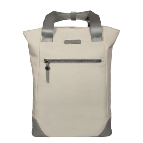 Mochila convertible para portátil Targus beige, diseño elegante con asas grises y bolsillo frontal.