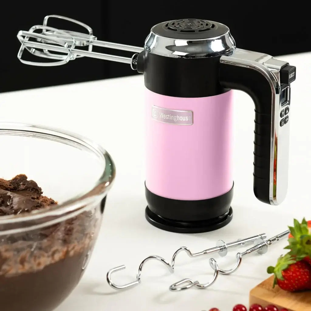 batidora de mano retro Westinghouse color champan con bol y batidores en cocina moderna
