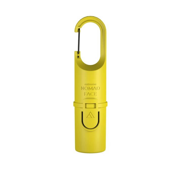 Protector solar Nomad Face Stick SPF50 en envase amarillo, ideal para actividades al aire libre.
