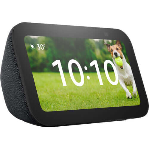 Amazon Echo Show 5 2023 en color carbón con pantalla y perro jugando con una pelota.