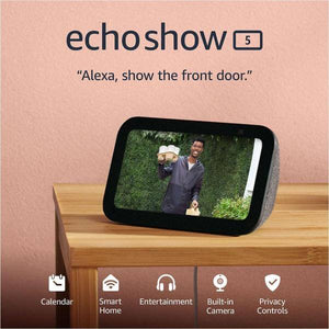 Amazon Echo Show 5 2023 con pantalla mostrando videollamada y controles de hogar inteligente.