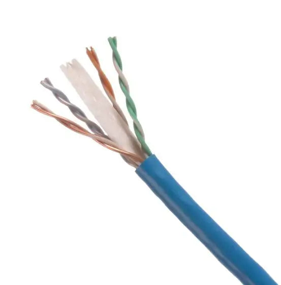 Corte de cable Cat6 UTP 305m azul con hilos trenzados visibles, ideal para redes de datos.
