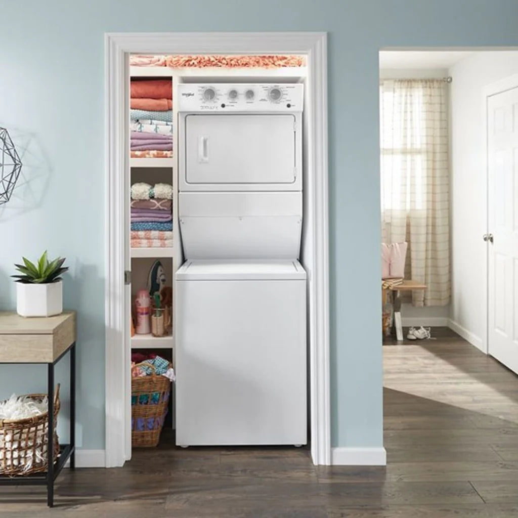 Centro de Lavado de Gas Whirlpool (7MWGT4027HW) Lavadora y secadora apilable blanca en closet moderno