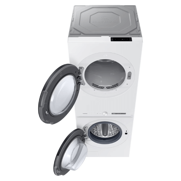 Torre de lavado Samsung Bespoke 22 Kg con diseño vertical y puertas abiertas para uso eficiente.