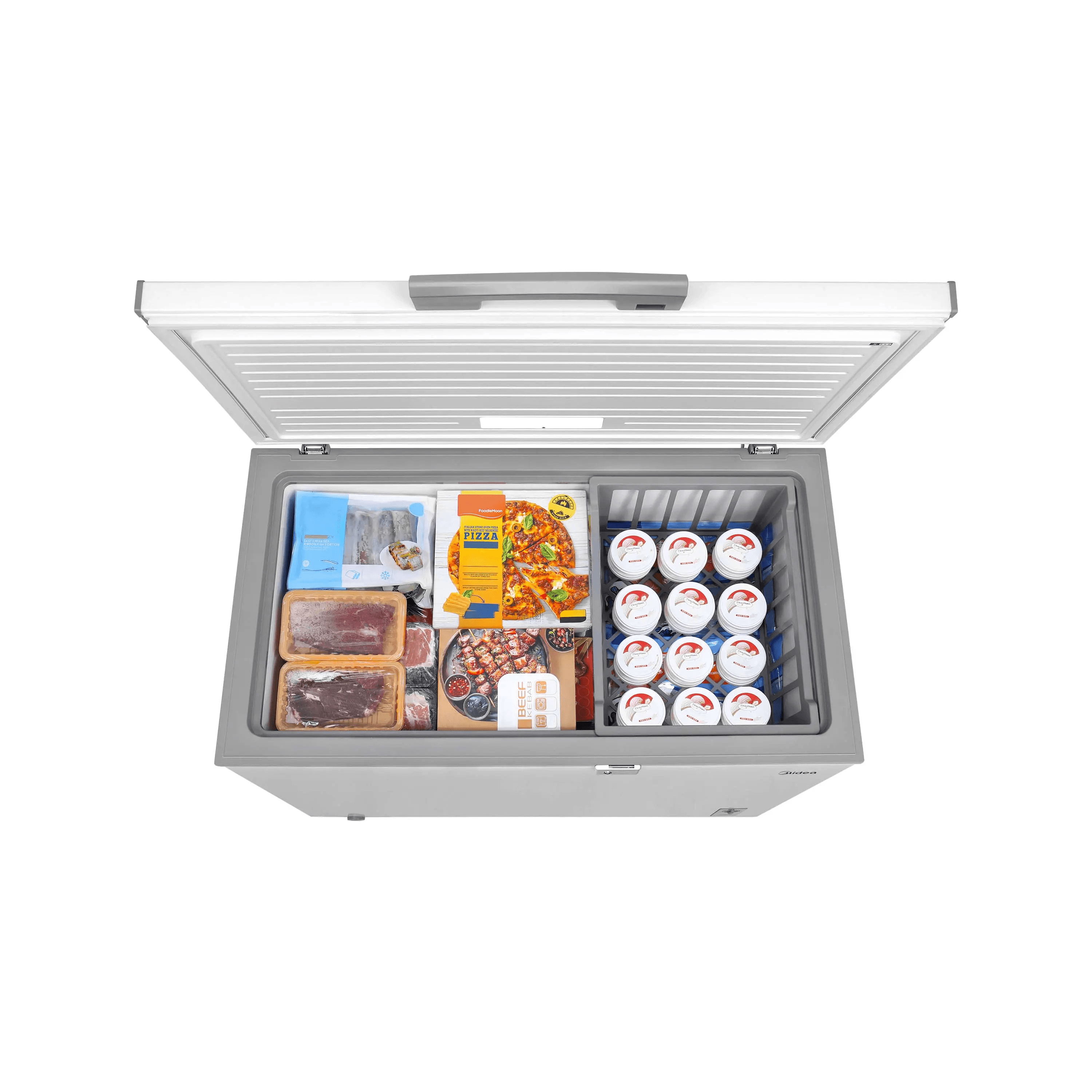 Congelador horizontal Midea 11 pies con alimentos y bebidas, ideal para almacenamiento.