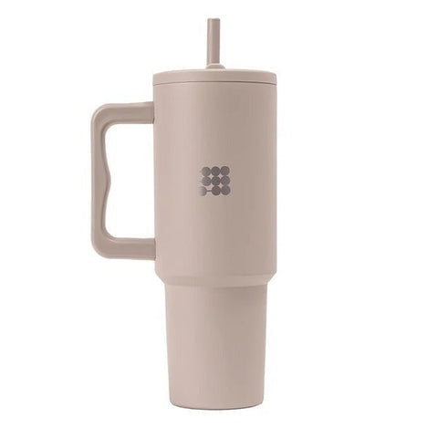 Elegant TERMO PARA AGUA BG CUBBIT SAND tumbler with handle and straw. Ideal for keeping drinks hot or cold.