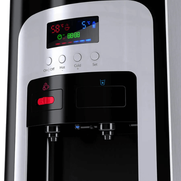 Dispensador de agua frío caliente OSTER con display LED y botones de control para agua caliente y fría.