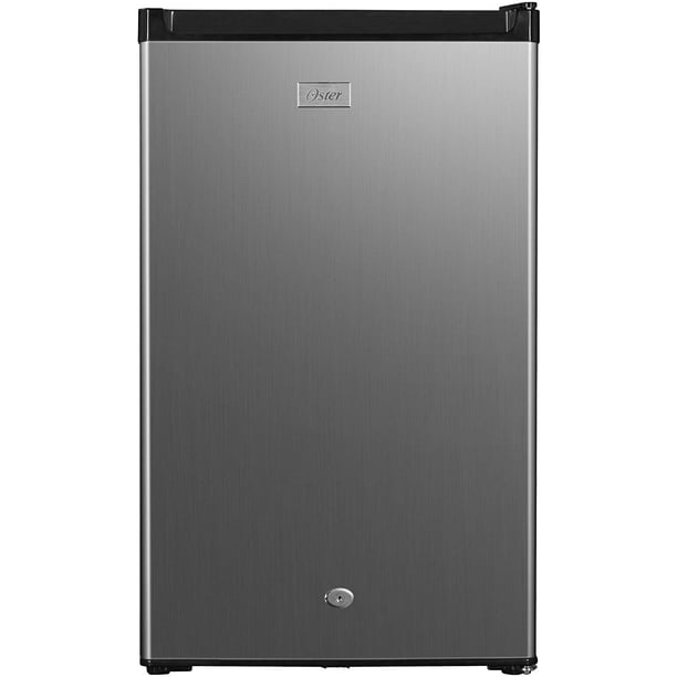 Minibar negro Oster 120V modelo 129/LT-4.5, vista frontal del refrigerador portátil ideal para espacios pequeños y oficina. Diseño elegante en negro.