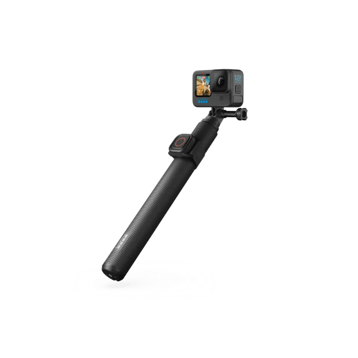 Vara extensión GoPro impermeable con cámara GoPro montada, ideal para aventuras al aire libre.