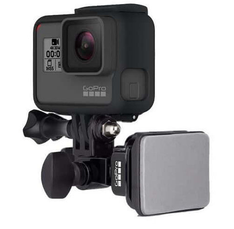 Soporte casco GoPro frontal y lateral para grabación de aventuras al aire libre.