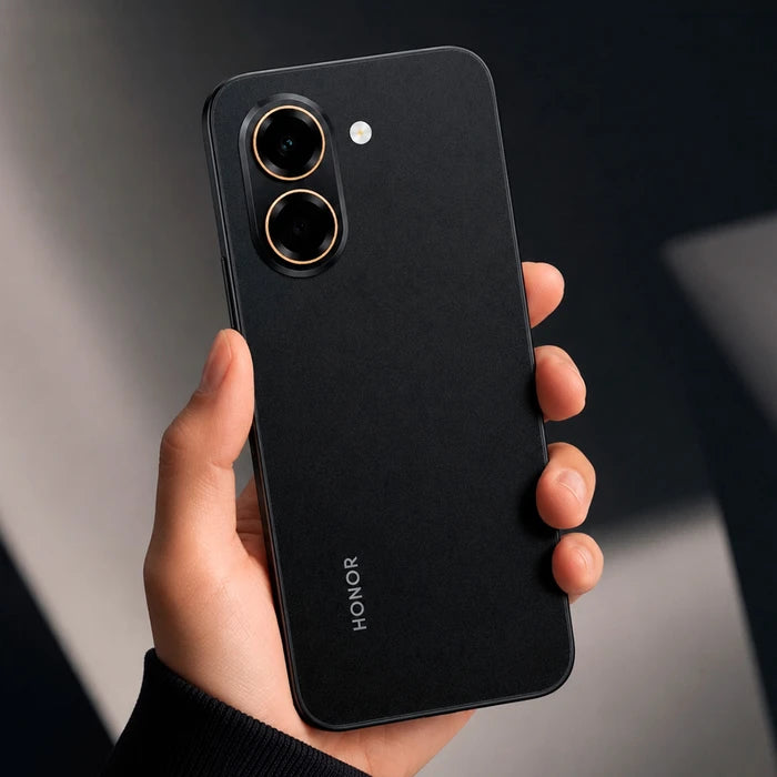 Teléfono celular Honor X7e 6GB 256GB negro mostrado de espaldas en mano, destacando su elegante diseño y cámara dual.