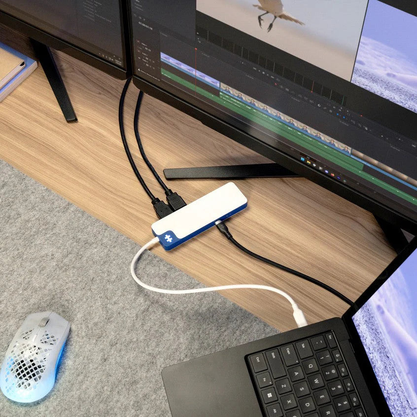 Targus hub hyper flex 9 puertos USB-C + HDMI + MicroSD HD4103BUGL en uso, conectado a dispositivos para mejorar la conectividad.