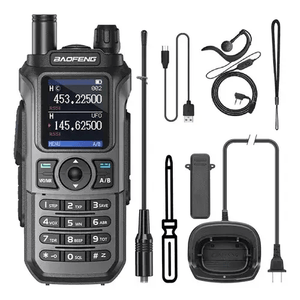 Walkie-talkie Baofeng BF-21 UV-21 PRO V2 con accesorios y funcionalidades para comunicación UHF/VHF.