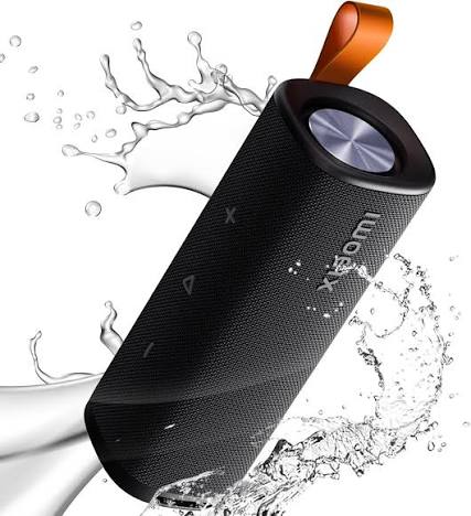 PARLANTE XIAOMI SOUND OUTDOOR NEGRO con diseño portátil y resistente al agua, ideal para actividades al aire libre.