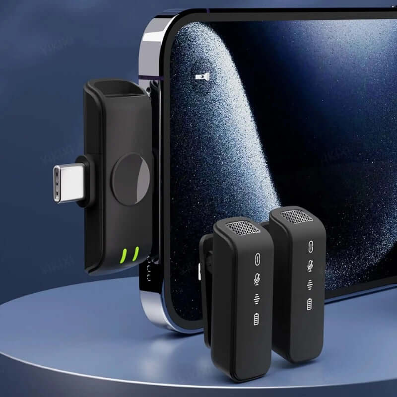 Micrófono solapa inalámbrico 2.4G conectado a un teléfono, ideal para grabación y transmisión de audio.