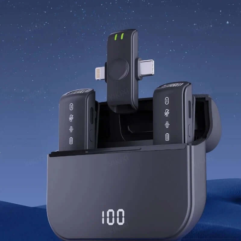 Cargador de micrófono solapa inalámbrico 2.4G con batería al 100% y luz LED en fondo azul.