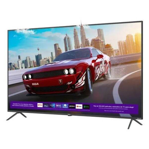 Pantalla RCA Roku 65 4K con imagen de auto deportivo, diseño moderno y acceso a entretenimiento.