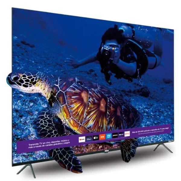Pantalla RCA Roku 70 pulgadas 4K mostrando fotografía submarina con tortuga y buzo.