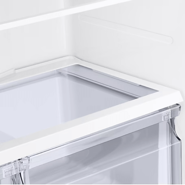 Detalle interior del refrigerador Samsung French Door 17.5 pies con compartimento transparente y diseño moderno.