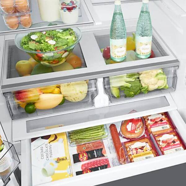 Interior de la refrigeradora Samsung French Door 31 pulgadas Wi-Fi con frutas y verduras frescas.